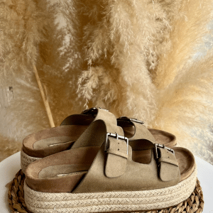 'Sandalia en color kaki con hebillas y plataforma de rafia'